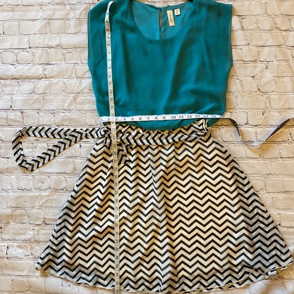 Spring dress, medium - Picture 3 of 4